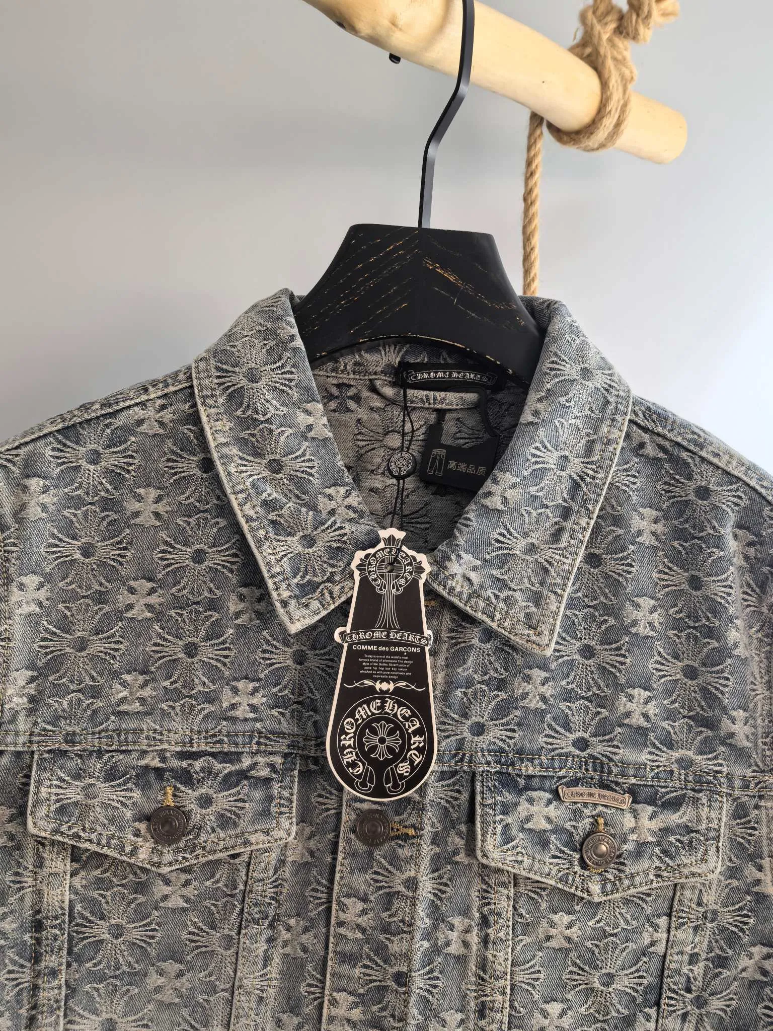 P960 Chrome Hearts Exclusively available in autumn and winter new counters, the same style denim suit can be sold separately, breathable, comfortable and casual! Full of high-end feel! The details are exquisite and high-end, and the workmanship is impeccable! The original high-end fabric is very high-end! The fabric is soft, delicate and comfortable, moisture-absorbent, quick-drying, breathable, neat and stylish. Top M-3XL, pants 29-36